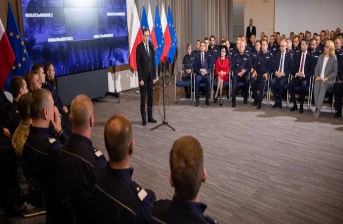 {Minister spraw wewnętrznych wyróżnił 142 policjantów z całej Polski. W tym gronie jest 5 funkcjonariuszy z Warmii i Mazur.}