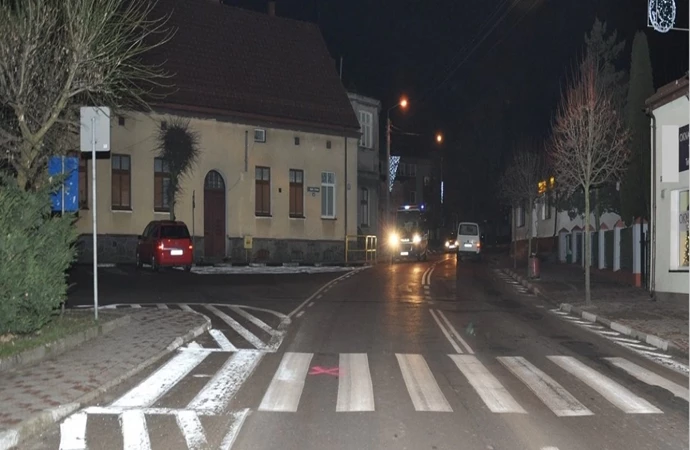 {Trwają poszukiwania kierowcy, który w Lidzbarku w powiecie działdowskim przejechał po stopach kobiecie przechodzącej przez przejście dla pieszych.}